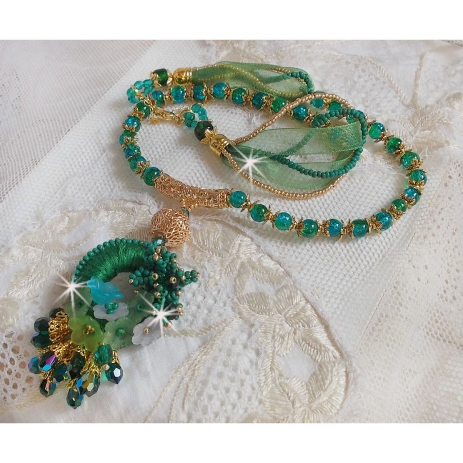 Green Iris Halskette bestickt mit smaragdgrüner DMC-Baumwolle, Swarovski-Kristallen, Harzperlen und Rocailles