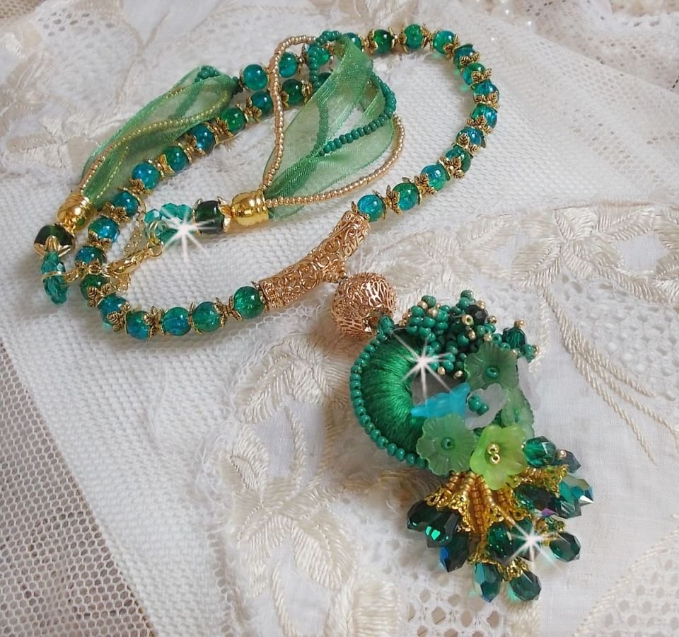 Green Iris Halskette bestickt mit smaragdgrüner DMC-Baumwolle, Swarovski-Kristallen, Harzperlen und Rocailles