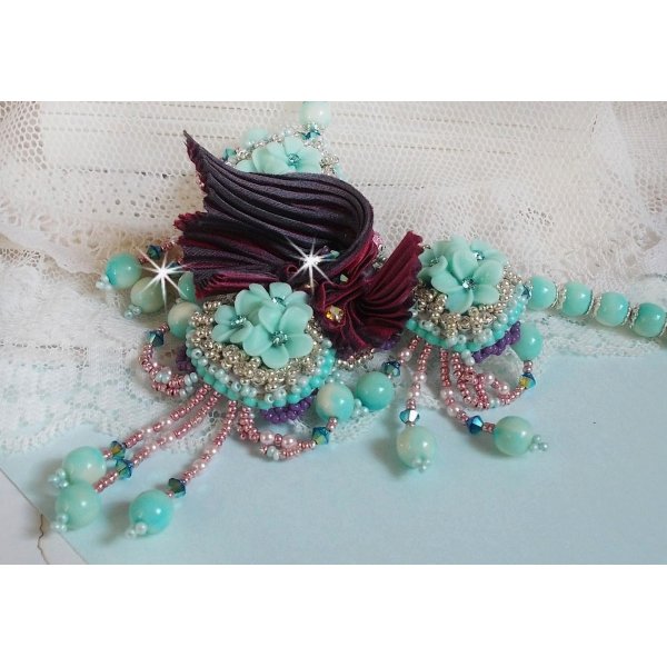 Blue Flowers Haute-Couture-Halskette, bestickt mit Swarovski-Kristallen, einem Seidenband in der Farbe Tr&uuml;ffel/Himbeere und Rocailles