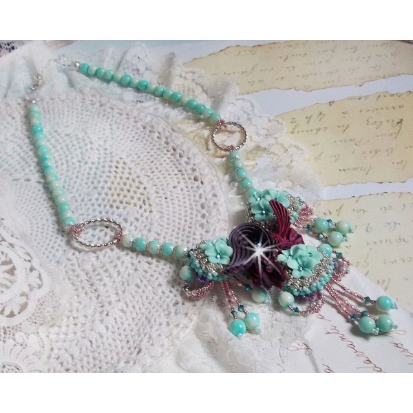 Blue Flowers Haute-Couture-Halskette, bestickt mit Swarovski-Kristallen, einem Seidenband in der Farbe Tr&uuml;ffel/Himbeere und Rocailles