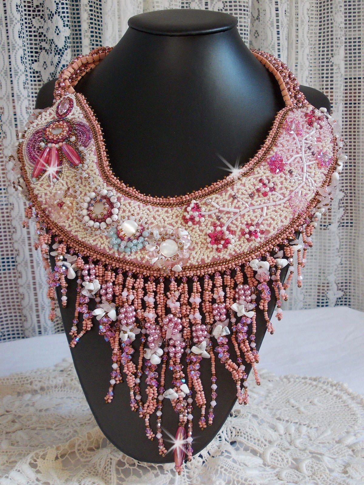 Rose Royale Plastron-Halskette, bestickt mit Halbedelsteinperlen, Swarovski-Kristall und verschiedenen Perlen in Haute-Couture-Qualit&auml;t