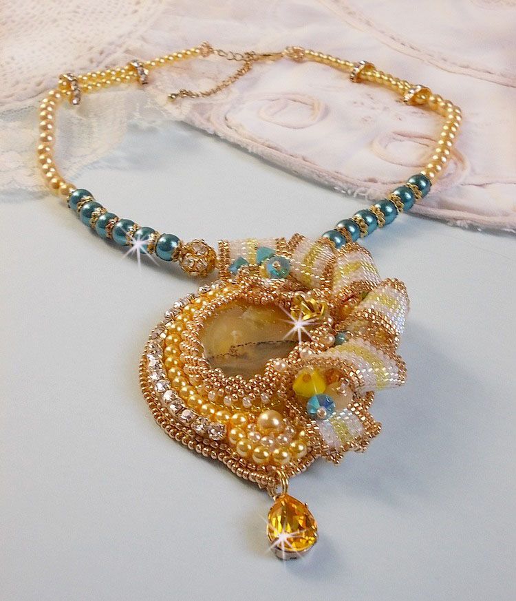 Haute-Couture Sunflower Gold Anhänger bestickt mit 24 Karat vergoldeten Rocailles, einem Madagaskar Opal und Swarovski Kristallen.