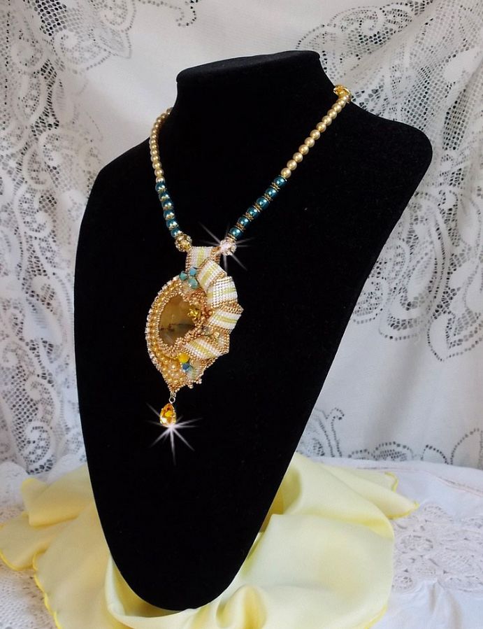 Haute-Couture Sunflower Gold Anhänger bestickt mit 24 Karat vergoldeten Rocailles, einem Madagaskar Opal und Swarovski Kristallen.