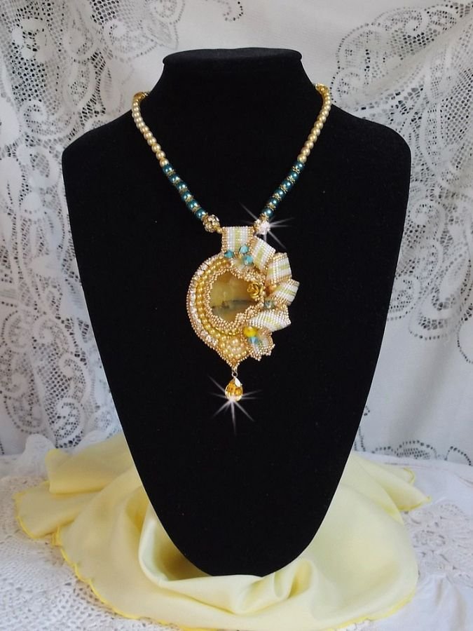 Haute-Couture Sunflower Gold Anhänger bestickt mit 24 Karat vergoldeten Rocailles, einem Madagaskar Opal und Swarovski Kristallen.