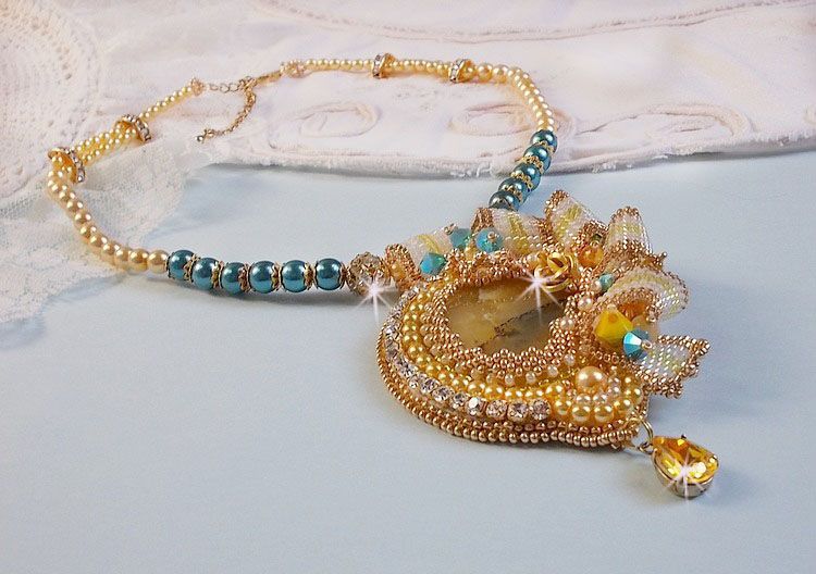 Haute-Couture Sunflower Gold Anhänger bestickt mit 24 Karat vergoldeten Rocailles, einem Madagaskar Opal und Swarovski Kristallen.