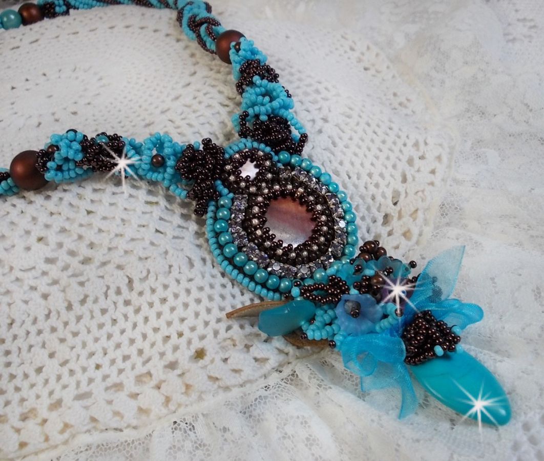 Türkisfarbenes Haute-Couture-Halsband bestickt mit Swarovski-Kristallen und Halbedelsteinen