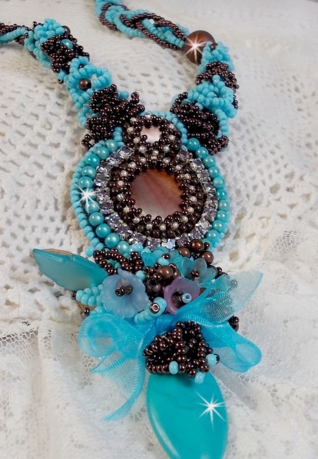 Türkisfarbenes Haute-Couture-Halsband bestickt mit Swarovski-Kristallen und Halbedelsteinen