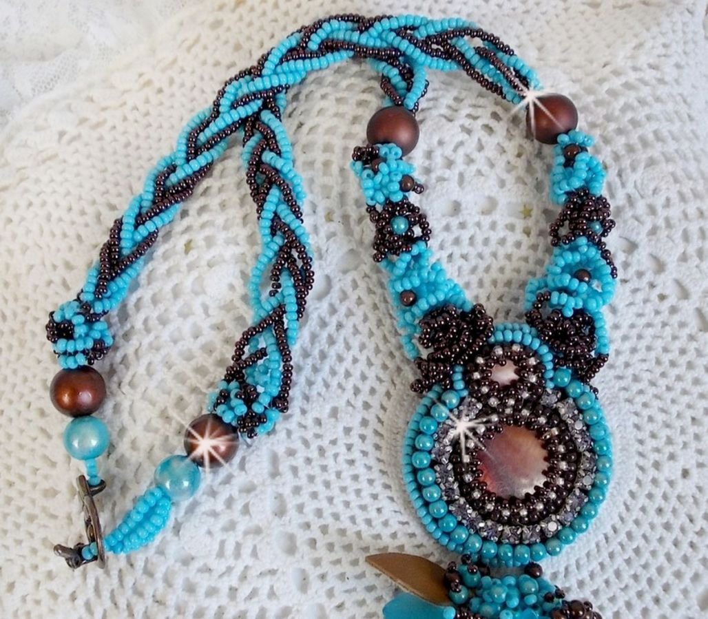 Türkisfarbenes Haute-Couture-Halsband bestickt mit Swarovski-Kristallen und Halbedelsteinen