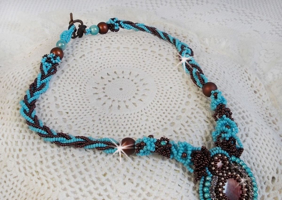 Türkisfarbenes Haute-Couture-Halsband bestickt mit Swarovski-Kristallen und Halbedelsteinen