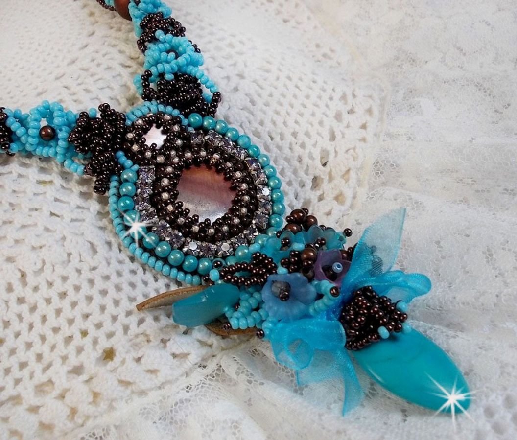 Türkisfarbenes Haute-Couture-Halsband bestickt mit Swarovski-Kristallen und Halbedelsteinen