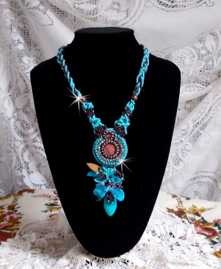 Türkisfarbenes Haute-Couture-Halsband bestickt mit Swarovski-Kristallen und Halbedelsteinen