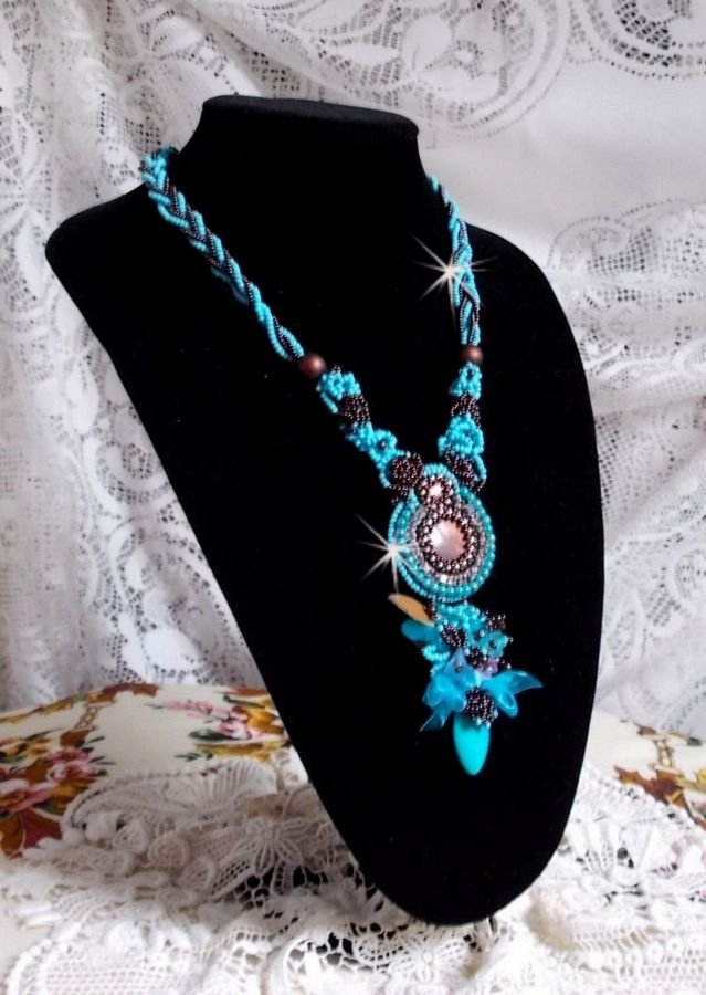 Türkisfarbenes Haute-Couture-Halsband bestickt mit Swarovski-Kristallen und Halbedelsteinen
