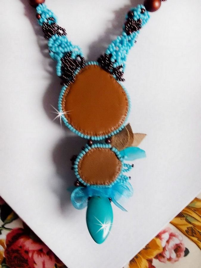 Türkisfarbenes Haute-Couture-Halsband bestickt mit Swarovski-Kristallen und Halbedelsteinen