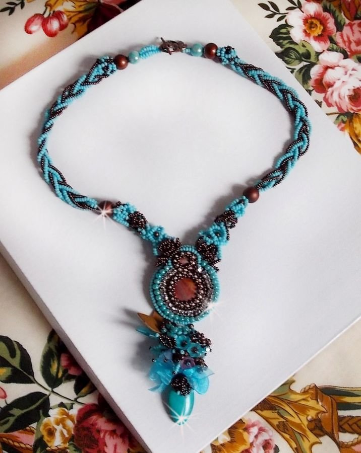 Türkisfarbenes Haute-Couture-Halsband bestickt mit Swarovski-Kristallen und Halbedelsteinen