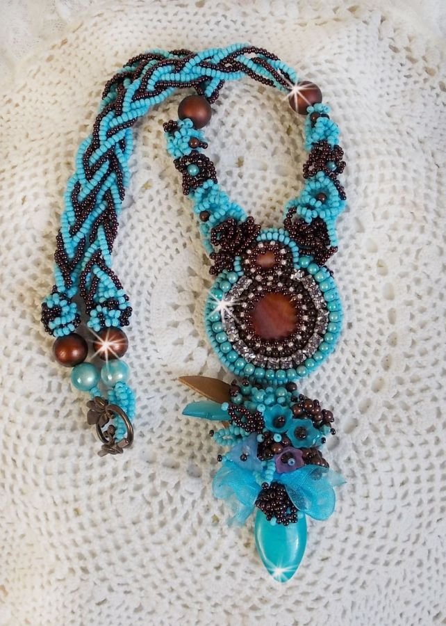 Türkisfarbenes Haute-Couture-Halsband bestickt mit Swarovski-Kristallen und Halbedelsteinen