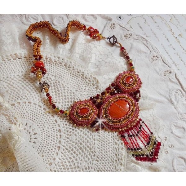 Rotem Jaspis Plastron Halskette bestickt mit Halbedelsteinen der Rote Jaspis mit Swarovski-Kristallen, Cloisonn&eacute;-Perlen, Muranos und Rocailles