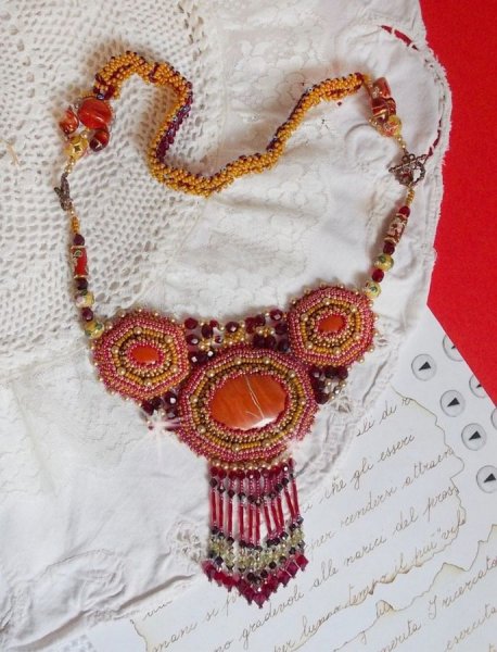 Rotem Jaspis Plastron Halskette bestickt mit Halbedelsteinen der Rote Jaspis mit Swarovski-Kristallen, Cloisonn&eacute;-Perlen, Muranos und Rocailles