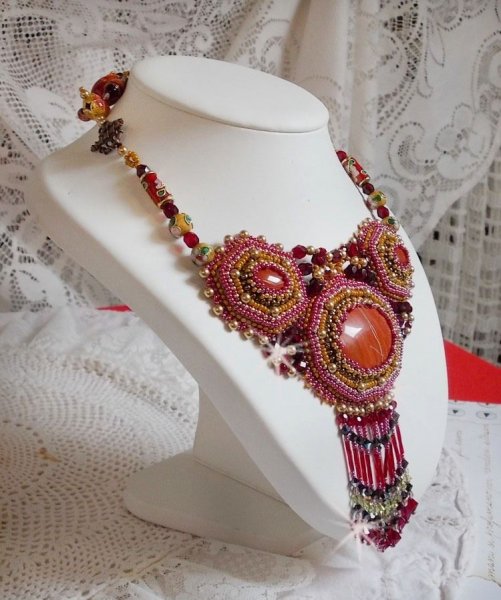 Rotem Jaspis Plastron Halskette bestickt mit Halbedelsteinen der Rote Jaspis mit Swarovski-Kristallen, Cloisonn&eacute;-Perlen, Muranos und Rocailles
