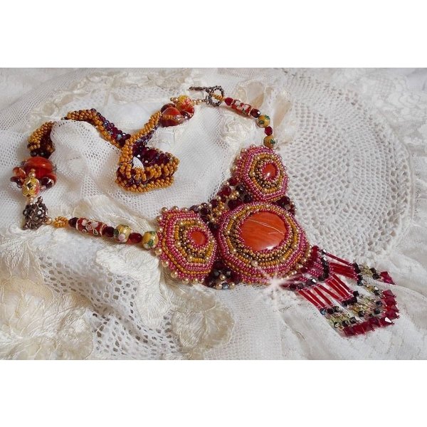 Rotem Jaspis Plastron Halskette bestickt mit Halbedelsteinen der Rote Jaspis mit Swarovski-Kristallen, Cloisonn&eacute;-Perlen, Muranos und Rocailles