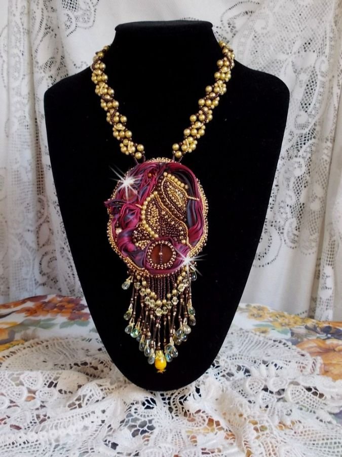 Collier Laetitia Forever brodée avec un ruban de soie Bordeaux/Marron et Purple, un disque en nacre, des perles rondes nacrées, des gouttes et des rocailles