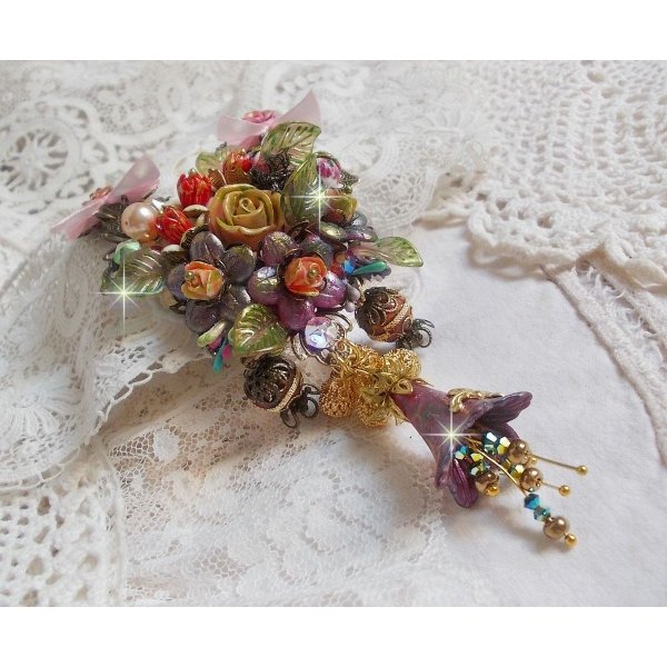 Collier Lis&egrave;re de For&ecirc;t Fleurie mi-long, c&eacute;ramique, cristaux, fleurs, perles, breloques, accessoires Laiton et m&eacute;tal, une belle for&ecirc;t !	