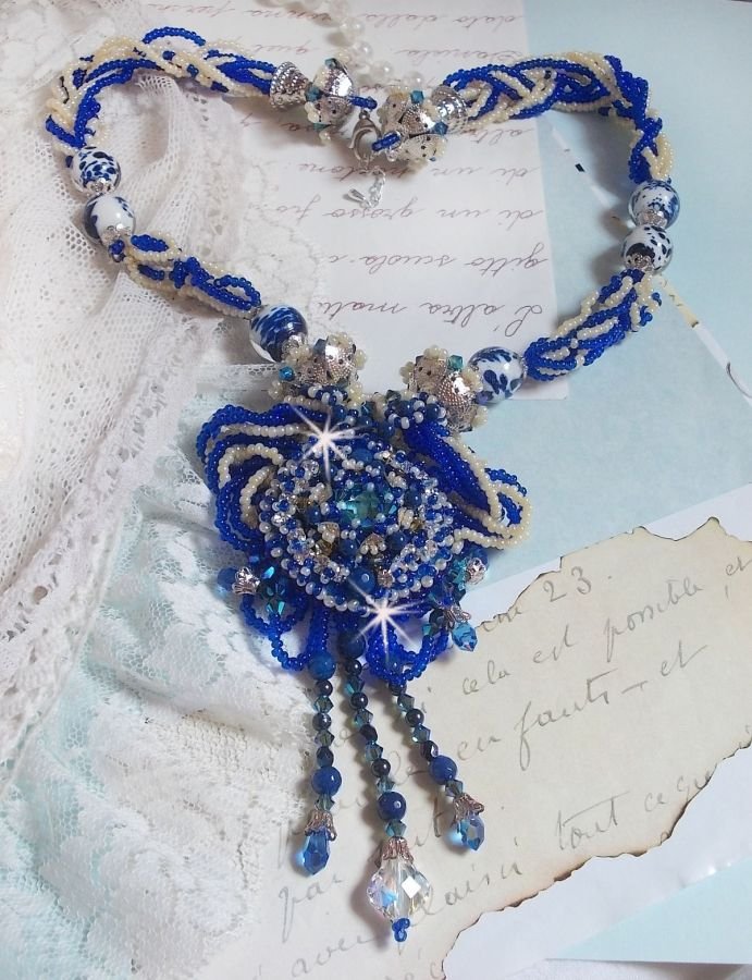 Lotus Flowers Halskette bestickt mit venezianischen Perlen in Capriblau/Weiß und Swarovski-Kristallen