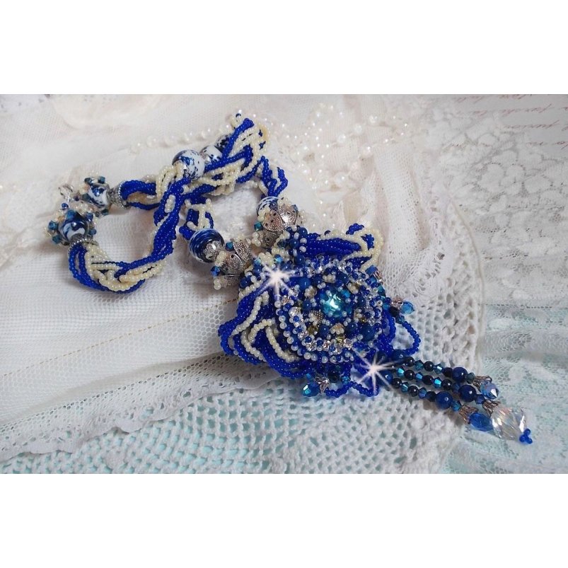 Lotus Flowers Halskette bestickt mit venezianischen Perlen in Capriblau/Weiß und Swarovski-Kristallen