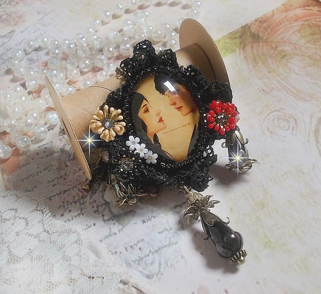 Love Romance Halskette kreiert mit Kristallen, einem ovalen Cabochon, der zwei Frauen darstellt, Quarz, H&auml;matit, vergoldeten Perlen und anderem Zubeh&ouml;r.