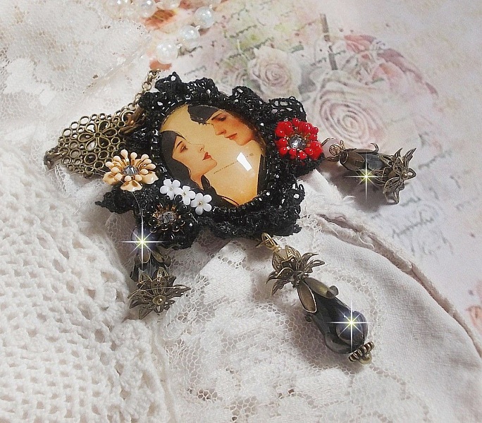 Love Romance Halskette kreiert mit Kristallen, einem ovalen Cabochon, der zwei Frauen darstellt, Quarz, H&auml;matit, vergoldeten Perlen und anderem Zubeh&ouml;r.