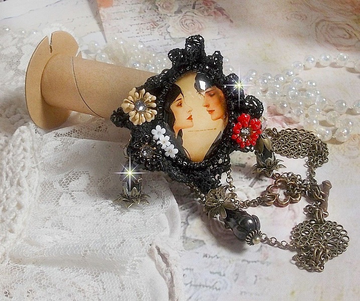 Love Romance Halskette kreiert mit Kristallen, einem ovalen Cabochon, der zwei Frauen darstellt, Quarz, H&auml;matit, vergoldeten Perlen und anderem Zubeh&ouml;r.