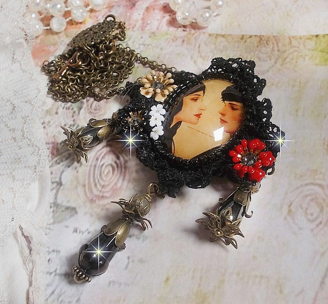 Love Romance Halskette kreiert mit Kristallen, einem ovalen Cabochon, der zwei Frauen darstellt, Quarz, H&auml;matit, vergoldeten Perlen und anderem Zubeh&ouml;r.