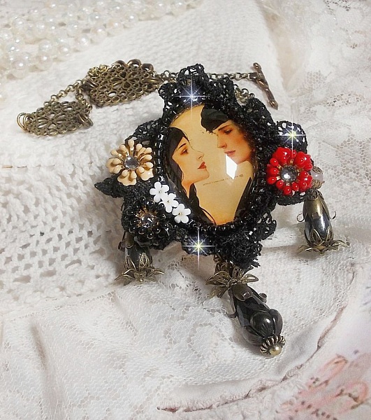 Love Romance Halskette kreiert mit Kristallen, einem ovalen Cabochon, der zwei Frauen darstellt, Quarz, H&auml;matit, vergoldeten Perlen und anderem Zubeh&ouml;r.