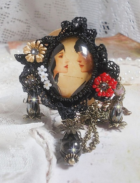 Love Romance Halskette kreiert mit Kristallen, einem ovalen Cabochon, der zwei Frauen darstellt, Quarz, H&auml;matit, vergoldeten Perlen und anderem Zubeh&ouml;r.