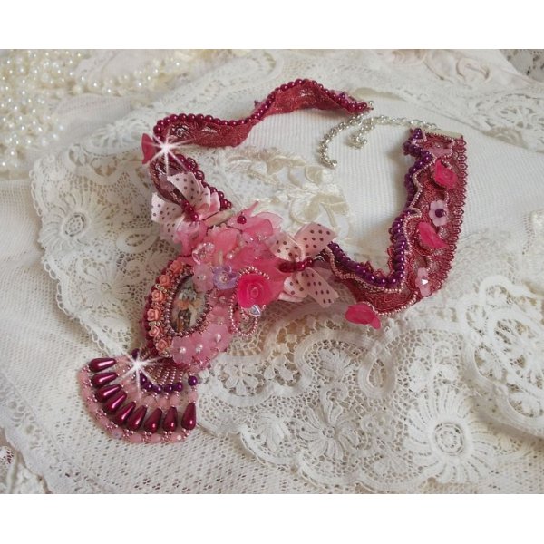 Collier Magnolia avec une dentelle bordeaux tr&egrave;s fine avec des cristaux de Swarovski