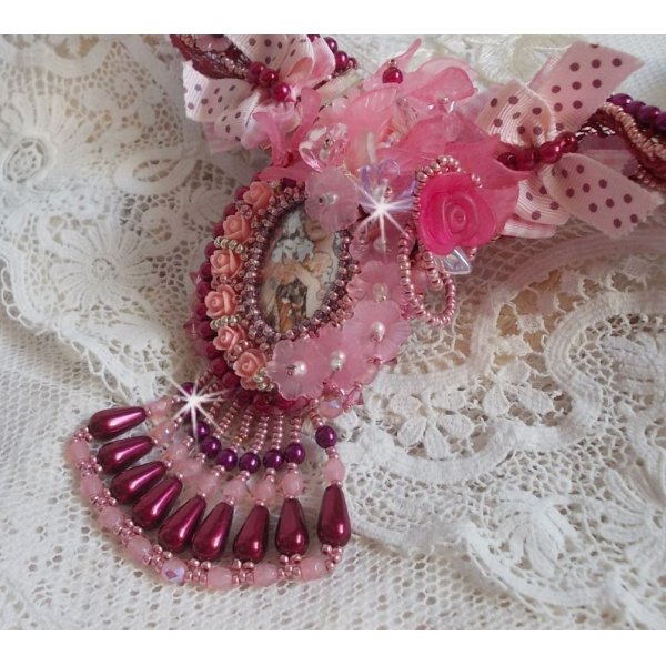 Collier Magnolia avec une dentelle bordeaux tr&egrave;s fine avec des cristaux de Swarovski