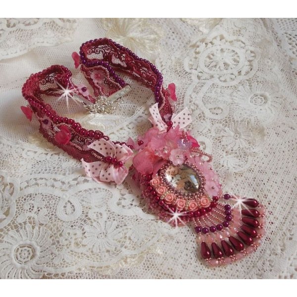 Collier Magnolia avec une dentelle bordeaux tr&egrave;s fine avec des cristaux de Swarovski