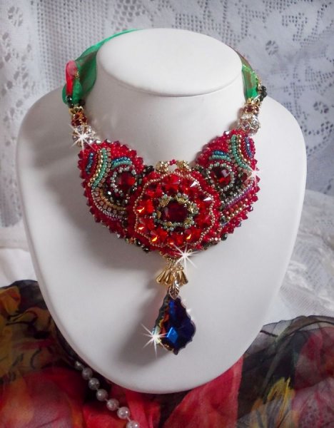 Halskette Mia Haute-Couture Barock/Vintage bestickt mit Swarovski-Kristallen, vergoldet, diverse Perlen von hoher Qualit&auml;t