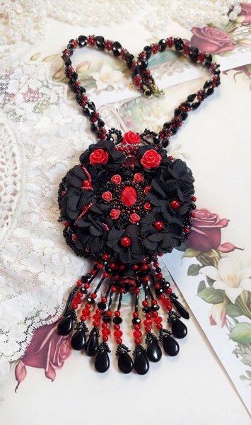 Midnight in Paris Halskette, bestickt mit Swarovski-Kristallen, Harzrosen, Rocailles und schwarzen Dolchen