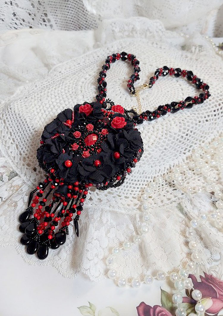Midnight in Paris Halskette, bestickt mit Swarovski-Kristallen, Harzrosen, Rocailles und schwarzen Dolchen
