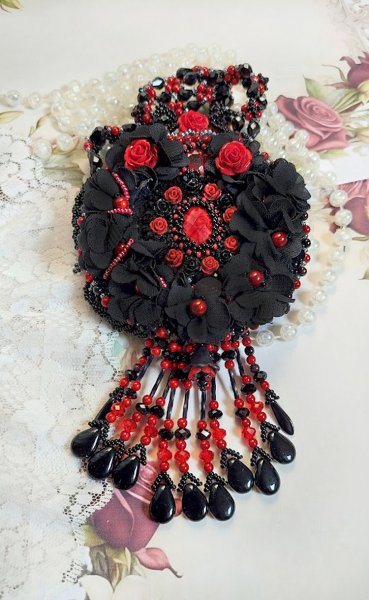 Midnight in Paris Halskette, bestickt mit Swarovski-Kristallen, Harzrosen, Rocailles und schwarzen Dolchen