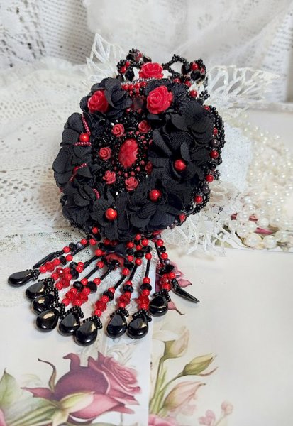 Midnight in Paris Halskette, bestickt mit Swarovski-Kristallen, Harzrosen, Rocailles und schwarzen Dolchen