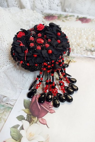 Midnight in Paris Halskette, bestickt mit Swarovski-Kristallen, Harzrosen, Rocailles und schwarzen Dolchen