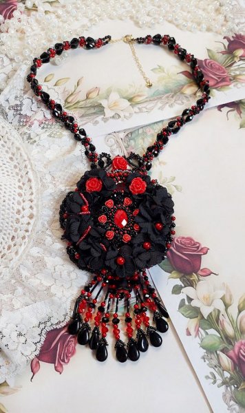 Midnight in Paris Halskette, bestickt mit Swarovski-Kristallen, Harzrosen, Rocailles und schwarzen Dolchen