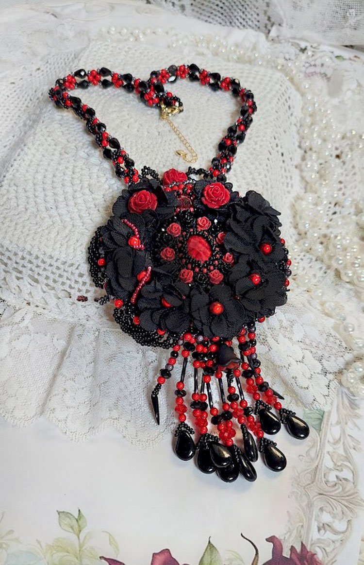 Midnight in Paris Halskette, bestickt mit Swarovski-Kristallen, Harzrosen, Rocailles und schwarzen Dolchen
