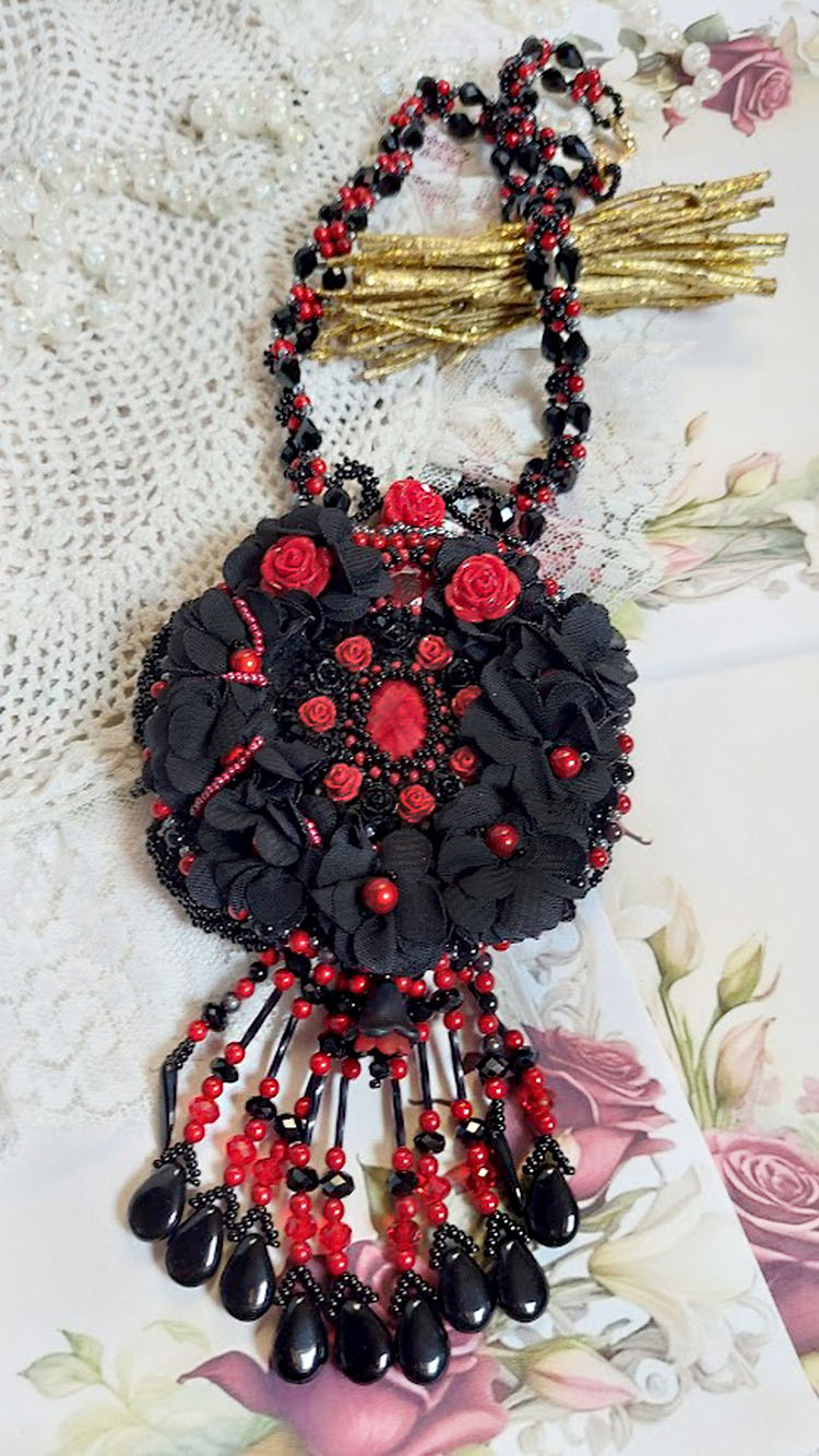 Midnight in Paris Halskette, bestickt mit Swarovski-Kristallen, Harzrosen, Rocailles und schwarzen Dolchen