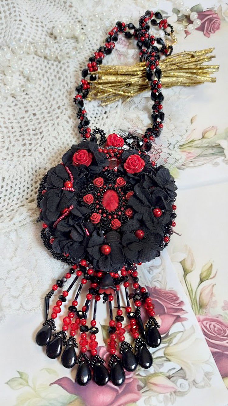 Midnight in Paris Halskette, bestickt mit Swarovski-Kristallen, Harzrosen, Rocailles und schwarzen Dolchen