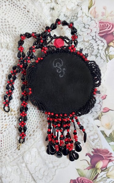 Midnight in Paris Halskette, bestickt mit Swarovski-Kristallen, Harzrosen, Rocailles und schwarzen Dolchen