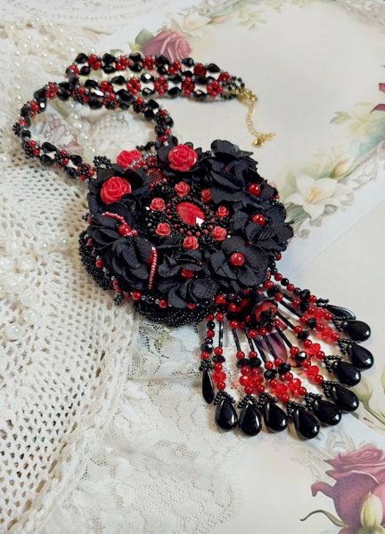 Midnight in Paris Halskette, bestickt mit Swarovski-Kristallen, Harzrosen, Rocailles und schwarzen Dolchen