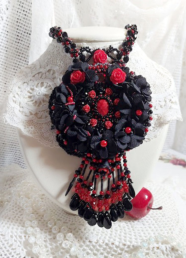 Midnight in Paris Halskette, bestickt mit Swarovski-Kristallen, Harzrosen, Rocailles und schwarzen Dolchen