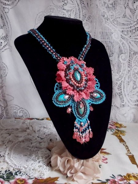 Naiade Plastron Haute-Couture-Halskette mit t&uuml;rkisfarbenen Cabochons, PureCrystal Kristallen, Spitze und verschiedenen Perlen.